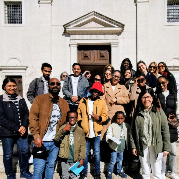 estudantes-de-servico-social-visitam-a-exposicao-filhos-de-todos