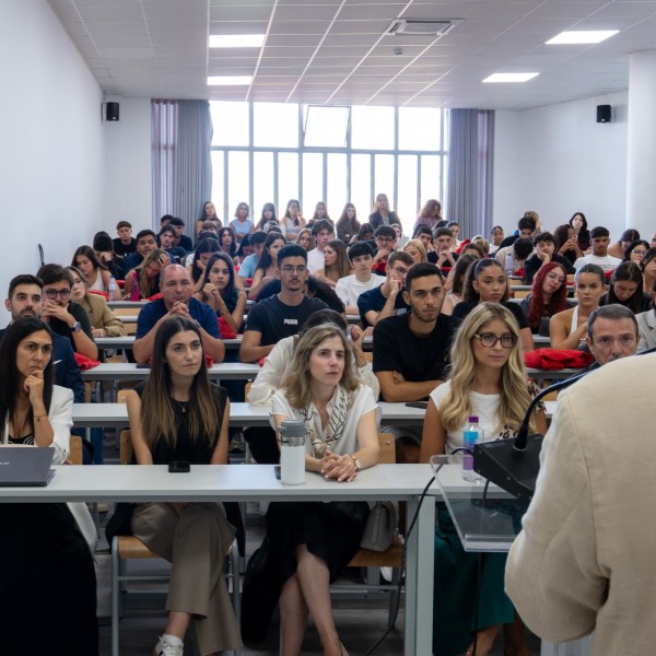 faculdade-de-direito-e-ciencia-politica-da-as-boas-vindas-aos-novos-estudantes