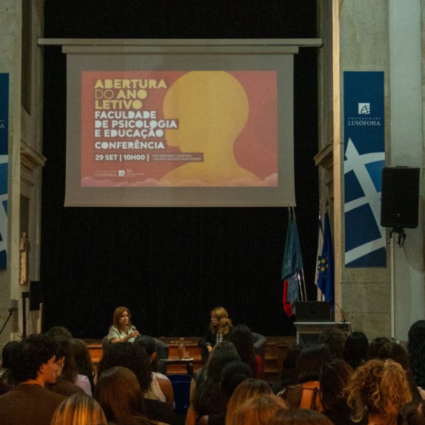 faculdade-de-psicologia-e-educacao-da-as-boas-vindas-aos-novos-estudantes
