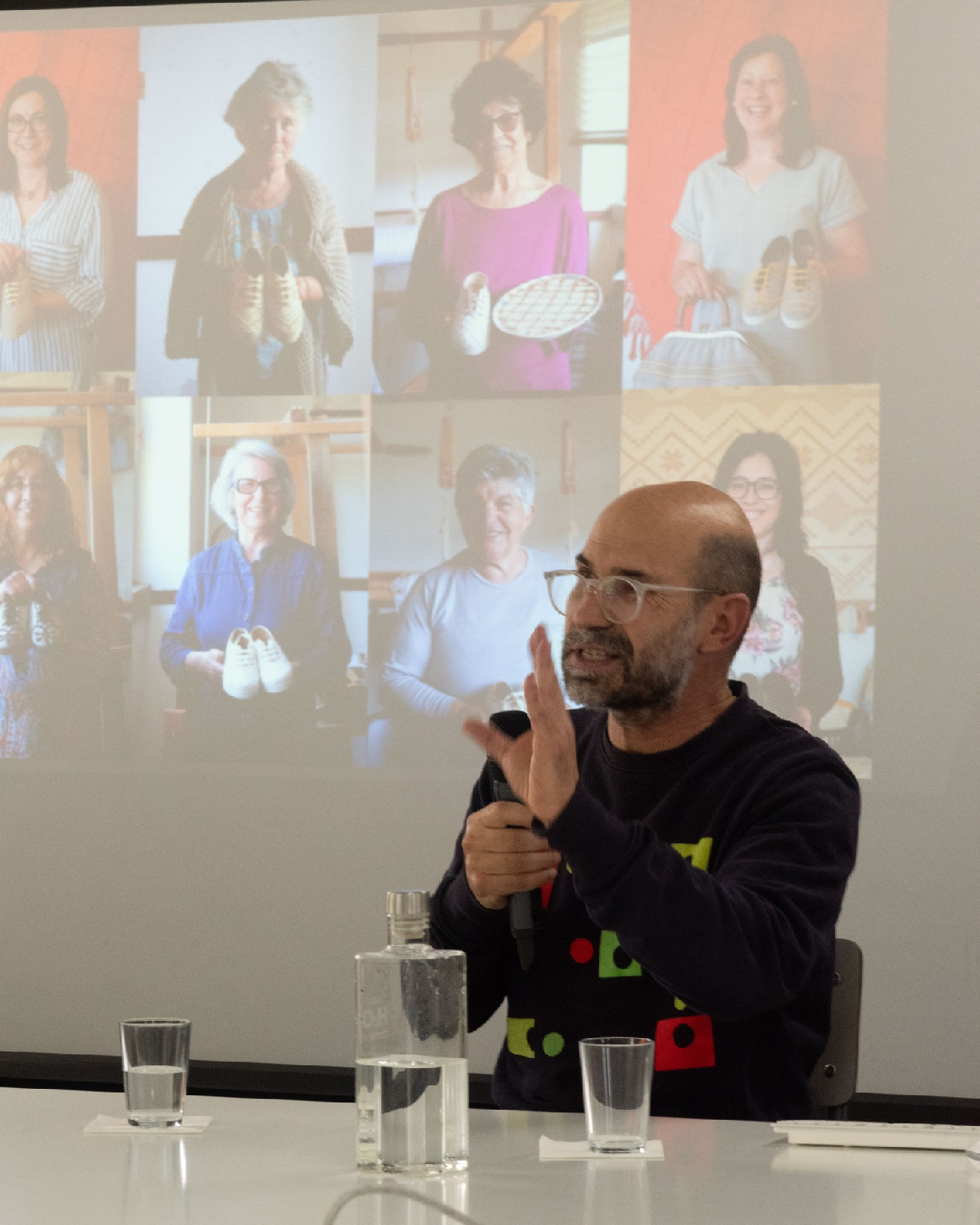 Professor da ULusófona a falar para o microfone